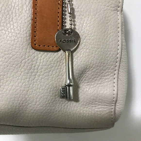 Fossil Vintage Cream with Tan Accent Leather Silver Key Purse - Picture 4 of 9